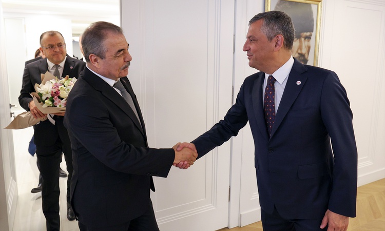 Ayrıntılar Netleşti: Özgür Özel, Birleşik Kamu-İş heyetiyle Yeni Parti Genel Merkezi'nde bir araya geldi: Geli