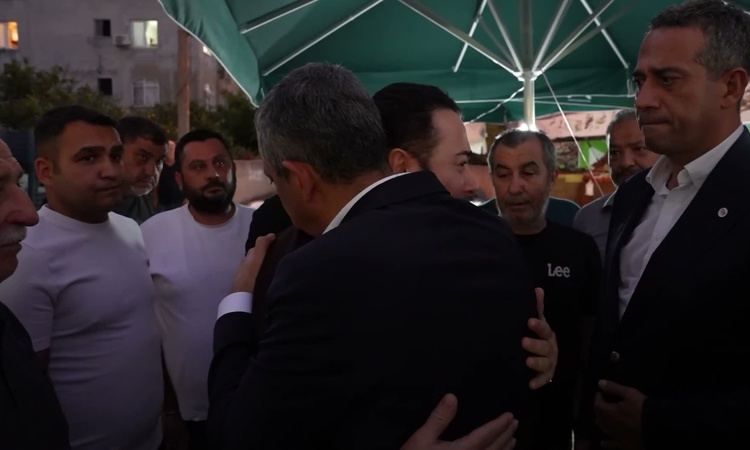Ayrıntılar Netleşti: Özgür Özel, Mersin'de Atilla Taş'ın kızı Sezen Taş için taziye ziyaretinde bulundu ve Mer