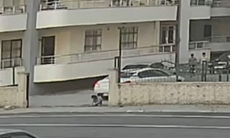 Ayrıntılar Netleşti: Payas'ta geri manevra yapan otomobil 4 yaşındaki kız çocuğunu ağır yaraladı: Gelişmeler T
