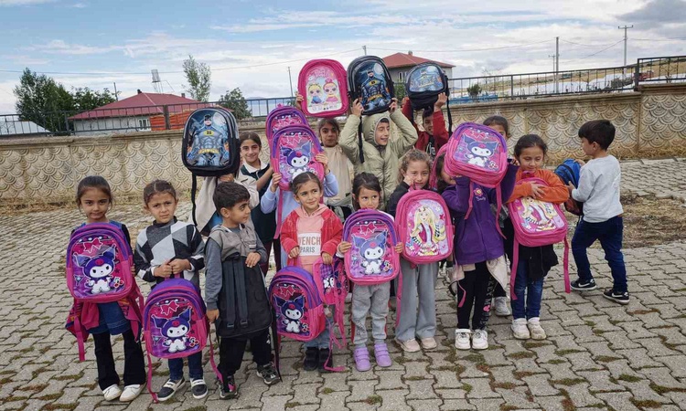 Ayrıntılar Netleşti: Polis memuru Mustafa Şahin, Muş köylerindeki çocuklara çanta ve kırtasiye ulaştırdı | İşt
