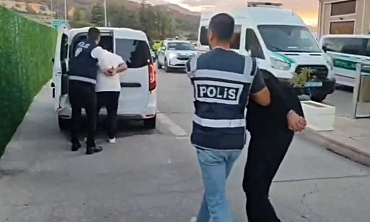 Ayrıntılar Netleşti: "Polis ve savcıyız" diyerek kandırdılar, altınlarla kaçarken yakalandılar: Gelişmeler Tak