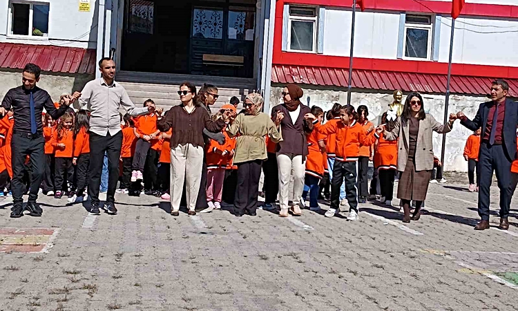 Ayrıntılar Netleşti: Posof’ta ilköğretim haftası davul zurnayla resmen start aldı: 49 köyün öğrencisi merkeze