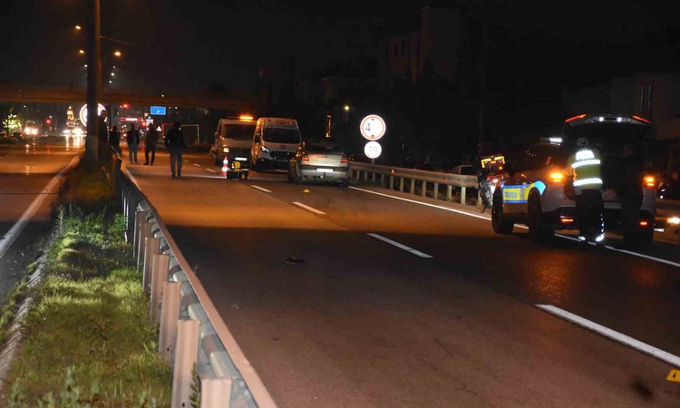 Ayrıntılar Netleşti: Sakarya Hendek'te D-100'de otomobil yaşlı kadına çarptı, kadın yaşamını yitirdi - Son Dak