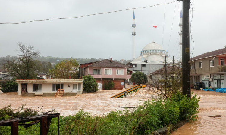 Ayrıntılar Netleşti: Sakarya'da sağanak KYK yurdunu su bastı! 700 öğrenci mahsur kaldı, tahliye sürüyor ve Mer
