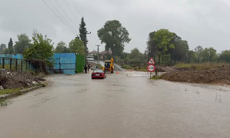 Ayrıntılar Netleşti: Sakarya'da sağanak ulaşımı vurdu, Akyazı'da köprüler trafiğe kapatıldı ve Merak Edilenler