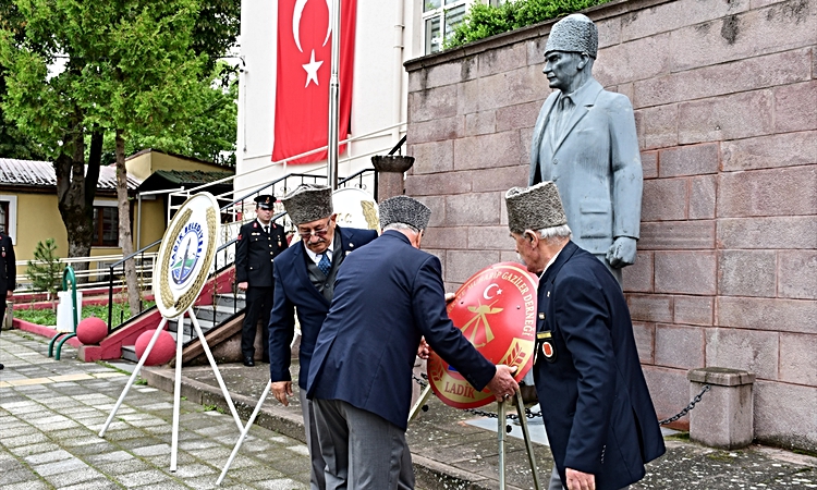 Ayrıntılar Netleşti: Samsun Ladik'te Gaziler Günü'nde Atatürk Anıtı'na çelenk sunuldu
