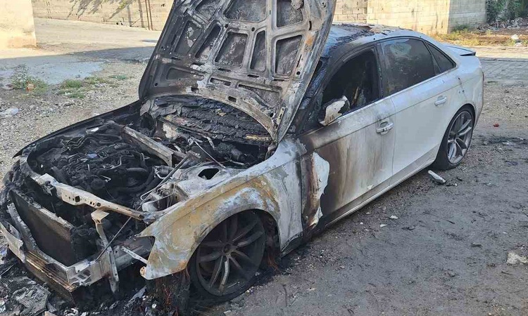 Ayrıntılar Netleşti: Şanlıurfa Birecik'te park halindeki lüks otomobile ateş açılıp kundaklandı ve Merak Edile