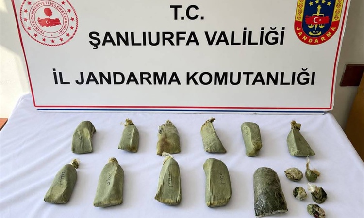 Ayrıntılar Netleşti: Şanlıurfa Suruç'ta 5,5 kilogram esrar ele geçirildi, 1 şüpheli yakalanarak gözaltına sevk
