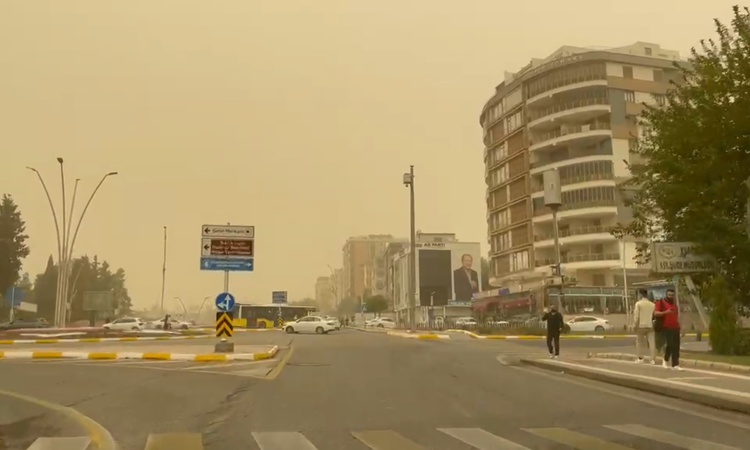 Ayrıntılar Netleşti: Şanlıurfa'da yoğun toz taşınımı merkez ve bazı ilçelerde görüş mesafesini düşürdü