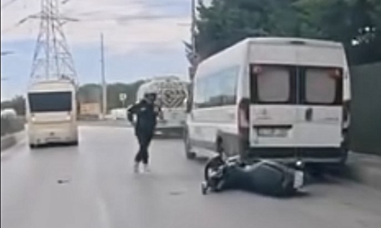 Ayrıntılar Netleşti: Şerit değiştirirken park halindeki araca ve dolmuşa çarptı: Kaza anı kamerada - Son Dakik