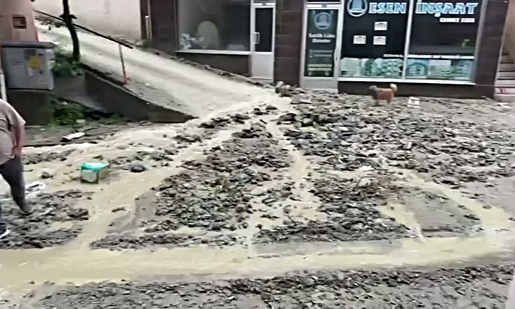 Ayrıntılar Netleşti: Sinop Ayancık'ta sağanak Panayır Alanı esnafını etkiledi, yol kenarında çökmeler oldu: Ge
