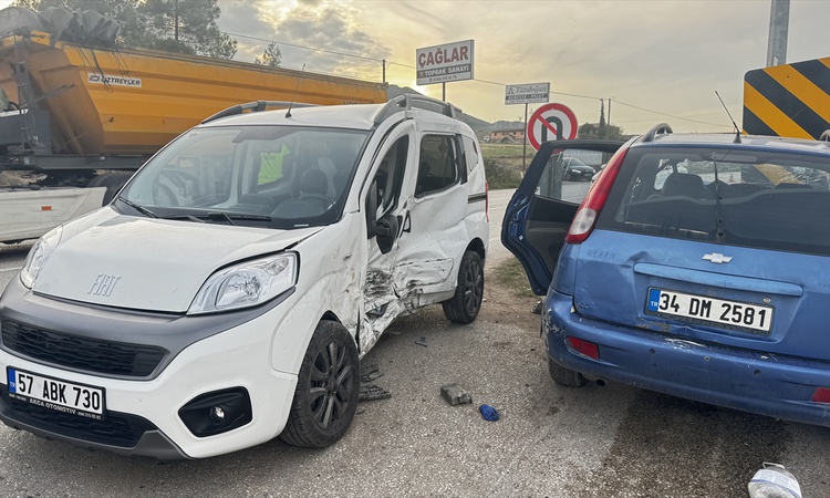 Ayrıntılar Netleşti: Sinop Boyabat'ta hafif ticari araç ile otomobil çarpıştı, 3 kişi yaralandı ve Merak Edile
