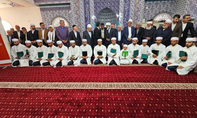 Ayrıntılar Netleşti: Şırnak'ta Kur'an kursunda hafızlığını tamamlayan 15 öğrenciye icazet belgesi verildi