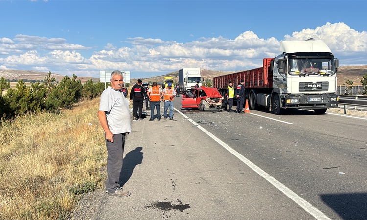 Ayrıntılar Netleşti: Sivas-Kayseri yolunda otomobil tıra arkadan çarptı, 6 kişi yaralandı ve Merak Edilenler