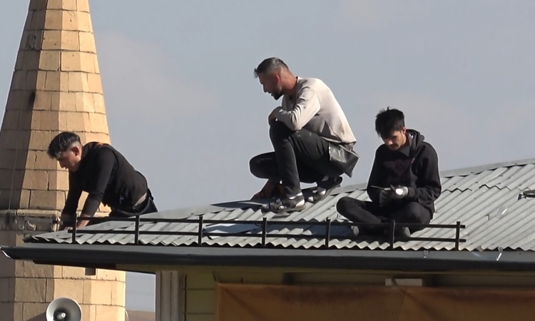 Ayrıntılar Netleşti: Sivas'ta 5 katlı binanın çatısında oluk tamir eden işçiler güvenlik önlemi almadı | İşte