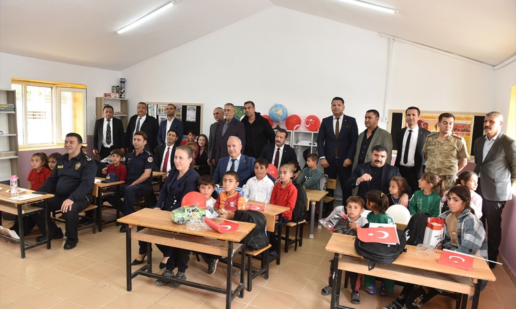 Ayrıntılar Netleşti: Siverek'te denetimli serbestlik hükümlüleri Sabancı İlkokulu'nu eğitime hazırladı ve Mera