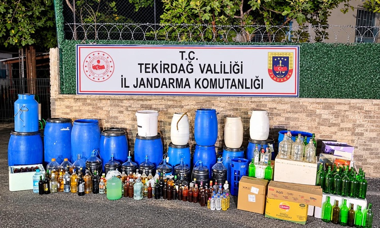 Ayrıntılar Netleşti: Tekirdağ'da 73 yaşındaki adamın evinden 1 ton 120 litre sahte şarap çıktı - Son Dakika Bi