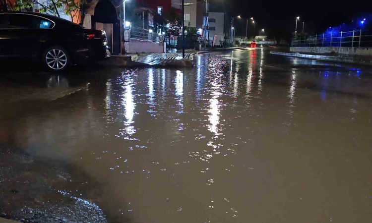 Ayrıntılar Netleşti: Tekirdağ Süleymanpaşa'da sağanak nedeniyle Çay ve Ataç sokakları suyla kaplandı ve Merak