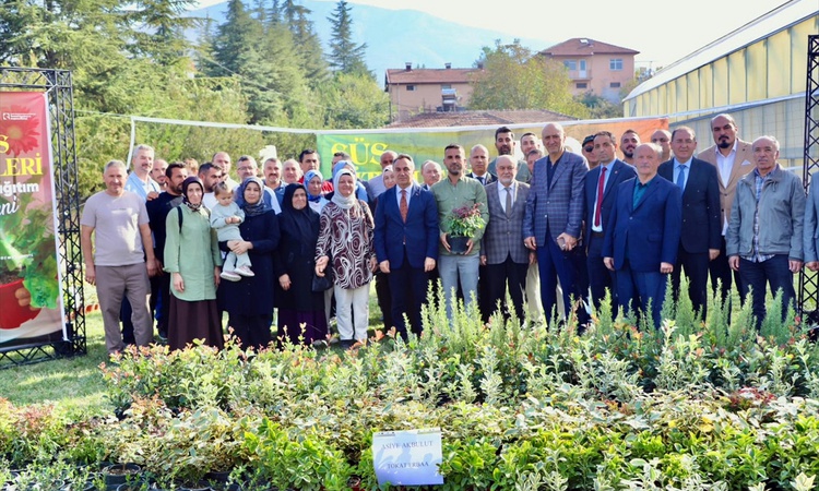 Ayrıntılar Netleşti: TOGÜ projesiyle Tokat'ta 13 üreticiye 3 bin 900 süs bitkisi fidanı verildi - Son Dakika B