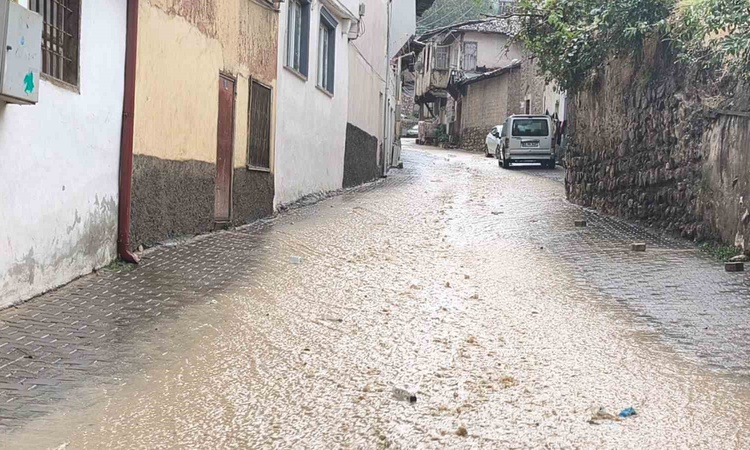 Ayrıntılar Netleşti: Tokat'ta aniden bastıran sağanak hayatı olumsuz etkiledi, yollar göle döndü