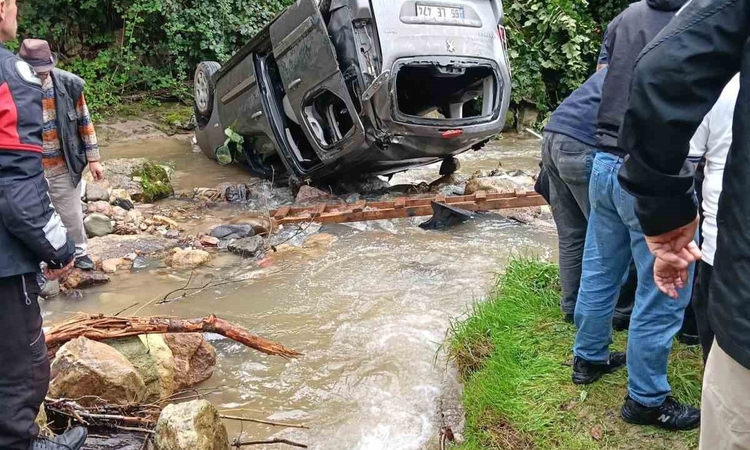 Ayrıntılar Netleşti: Trabzon’da araç dereye uçtu: 3’ü ağır 5 yaralı | İşte Tüm Ayrıntılar