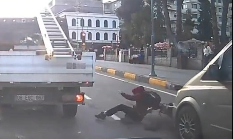 Ayrıntılar Netleşti: Trabzon Araklı'da minibüs 2 öğrenciye çarptı; kaza anı kameraya yansıdı - Son Dakika Bilg