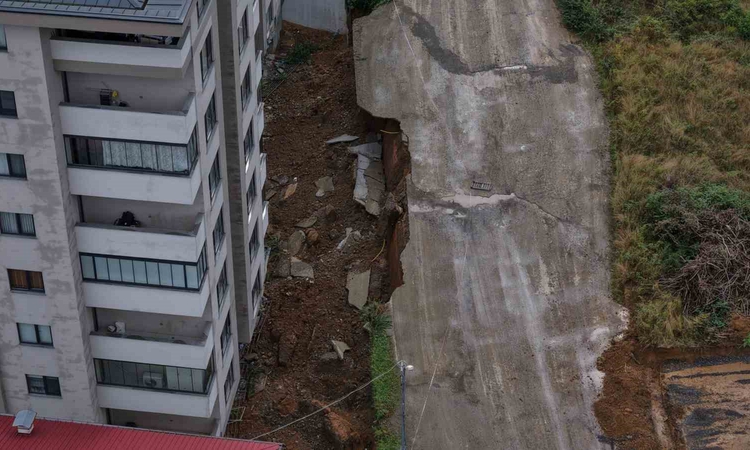 Ayrıntılar Netleşti: Trabzon'da sağanak su baskınlarına yol açtı, bir sitenin istinat duvarı çöktü