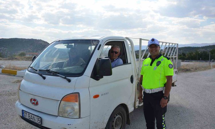 Ayrıntılar Netleşti: Trafik Polisinden Eşini Yolda İndiren Sürücüye Bulaşık Yıkama Cezası: Gelişmeler Takip Ed