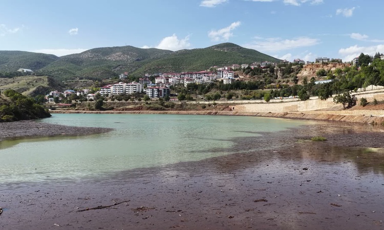 Ayrıntılar Netleşti: Tunceli'de sağanak sonrası Munzur'un suları baraj gölü kıyısında kalıntı biriktirdi ve Me