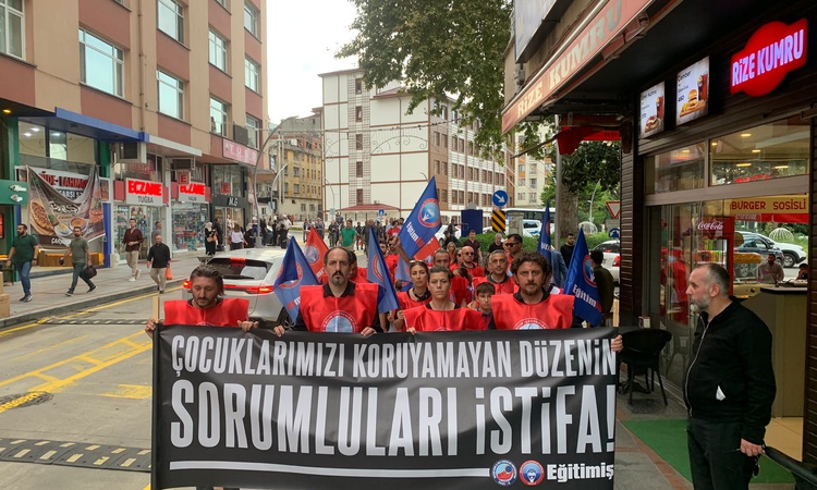 Ayrıntılar Netleşti: Turgutlu'da 11 öğrencinin yaralandığı saldırıyı Eğitim-İş Rize protesto etti ve Merak Edi