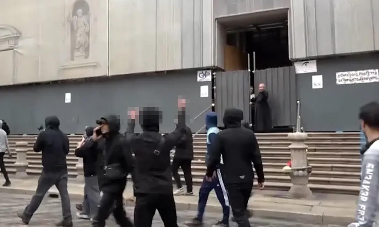 Ayrıntılar Netleşti: Turistleri kiliseye alan rahip eylemcilere hareket çekti! - Son Dakika Bilgileri