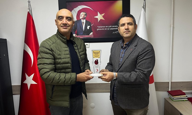 Ayrıntılar Netleşti: Türk Kızılayı Bilecik Şubesi, 45 kez kan bağışlayan bağışçıya özel plaket verdi | İşte Tü
