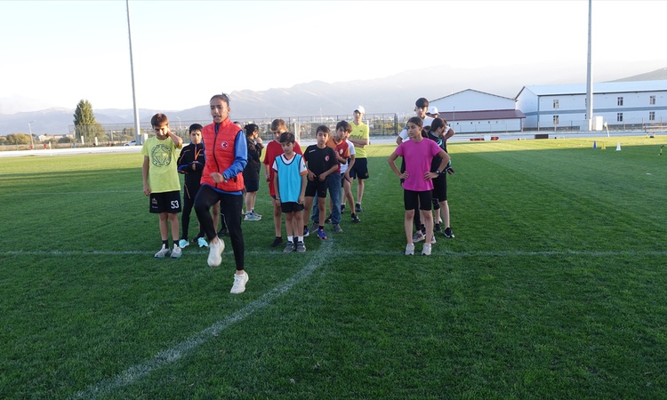 Ayrıntılar Netleşti: Türkiye rekortmeni Derya Kunur, Muş'ta çocukları atletizme kazandırıyor ve Merak Edilenle