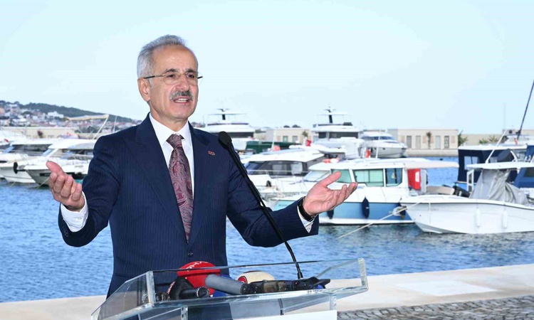 Ayrıntılar Netleşti: Uraloğlu, ilk yerli emici tarama gemisi UAB MAVİ VATAN'ın suya indirildiğini bildirdi: Ge
