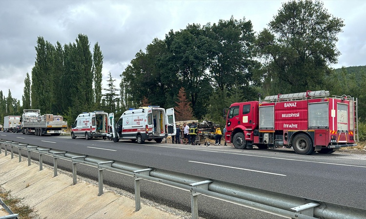 Ayrıntılar Netleşti: Uşak Banaz'da kamyonet iki kardeşe ve otomobile çarptı, 3 kişi ağır yaralandı: Gelişmeler