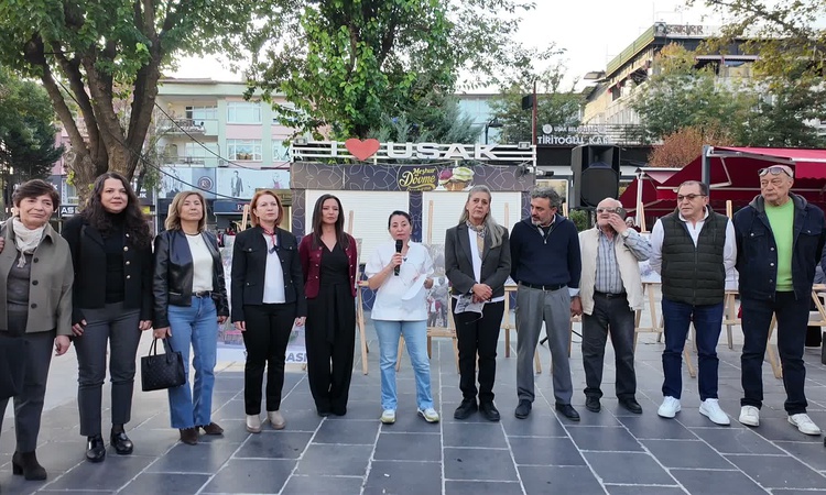 Ayrıntılar Netleşti: Uşak'ta dört emekli kadın eski valilik binası için imza kampanyası başlattı