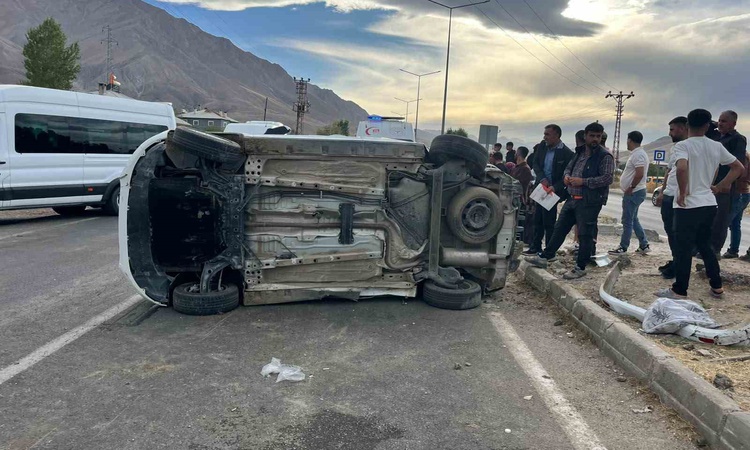 Ayrıntılar Netleşti: Van Gevaş'ta hafif ticari kamyonet ile kamyonetin çarpıştığı kazada 3 kişi yaralandı ve M