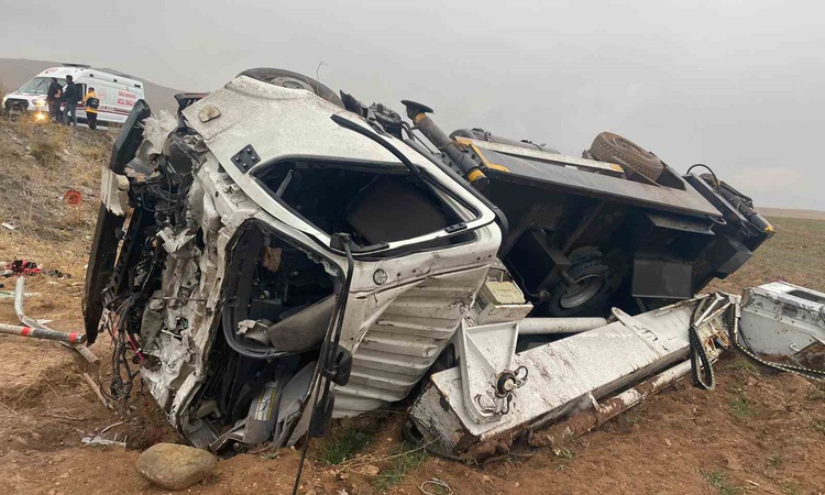 Ayrıntılar Netleşti: Van Gürpınar'da 3 aracın karıştığı kazada 3'ü ağır 10 kişi yaralandı ve Merak Edilenler