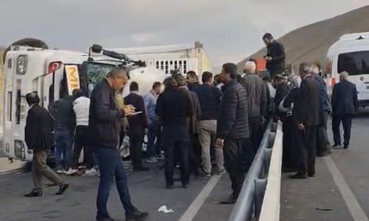 Ayrıntılar Netleşti: Van Gürpınar'da Zernek Barajı yakınlarında tır devrildi, 1 kişi yaralandı - Son Dakika Bi
