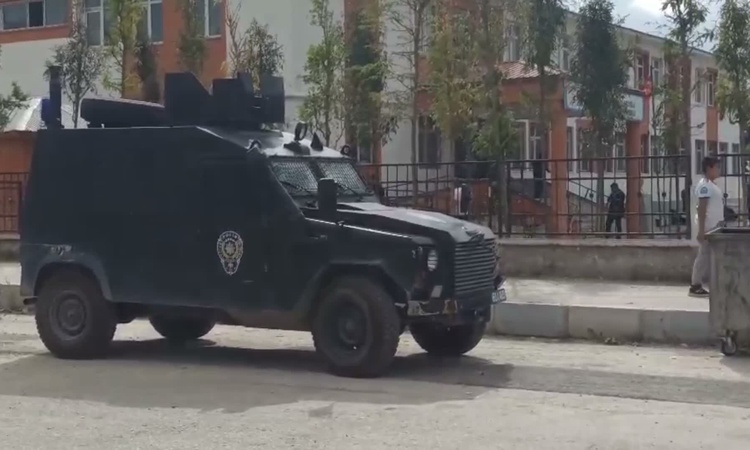 Ayrıntılar Netleşti: Van Tuşba'da okula pompalı tüfek getiren öğrencinin silahı öğretmenlerce alındı - Son Dak