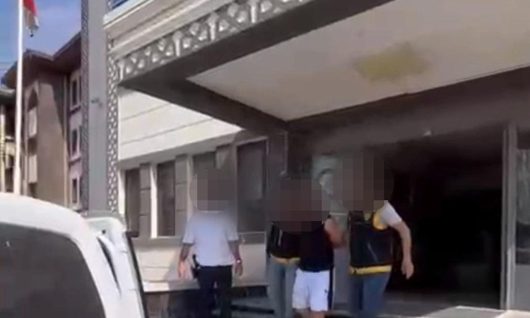 Ayrıntılar Netleşti: Yaralama ve öldürmeye teşebbüs suçlarından aranan şüpheli, 4 silahla yakalandı ve Merak E