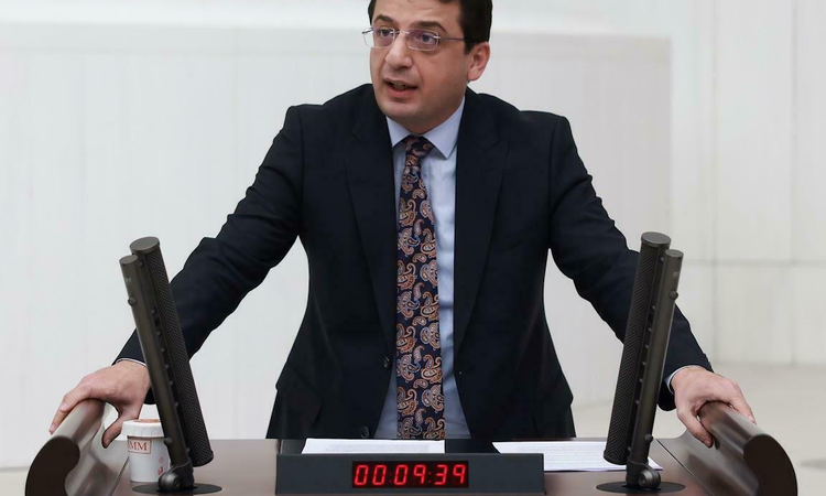 Ayrıntılar Netleşti: YENİ Parti Genel Sekreteri Emre, Libya anlaşmasına yönelik AB sözlerini reddetti ve Merak
