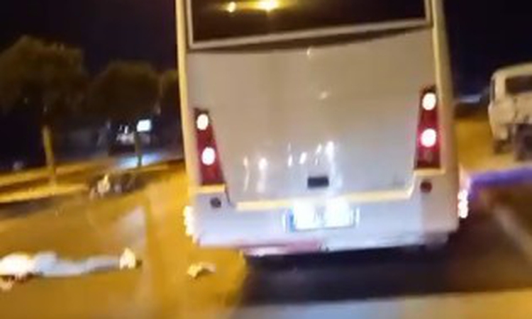 Ayrıntılar Netleşti: Yol kenarındaki midibüse çarpan motosikletli yaralandı