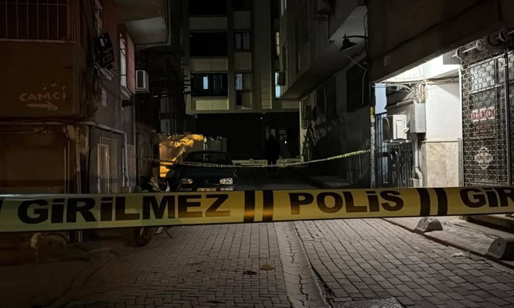 Ayrıntılar Netleşti: Zeytinburnu’nda iki grup arasında silahlı kavga! Mermi evin camını kırarak içeri girdi ve