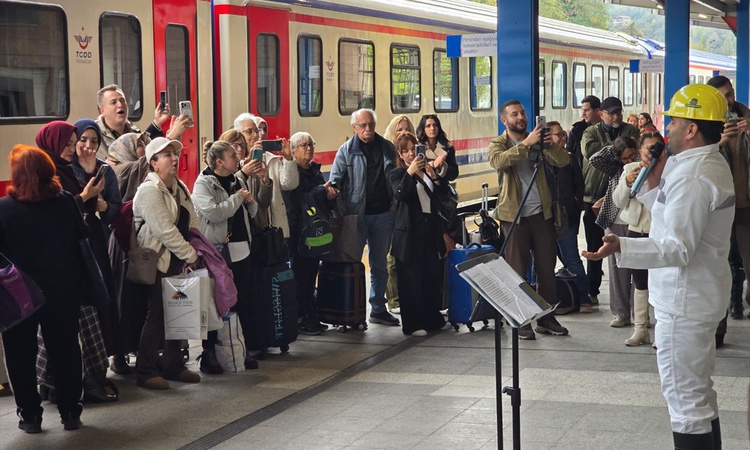Ayrıntılar Netleşti: Zonguldak'a 6. seferle gelen Turistik Karaelmas Ekspresi'ni Madenci Korosu karşıladı