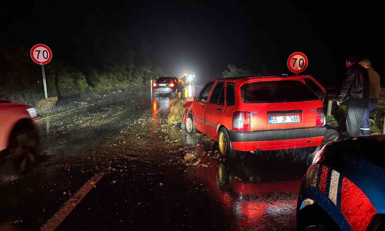Ayrıntılar Netleşti: Zonguldak Alaplı'da yağış sonrası kaya iki otomobile hasar verdi