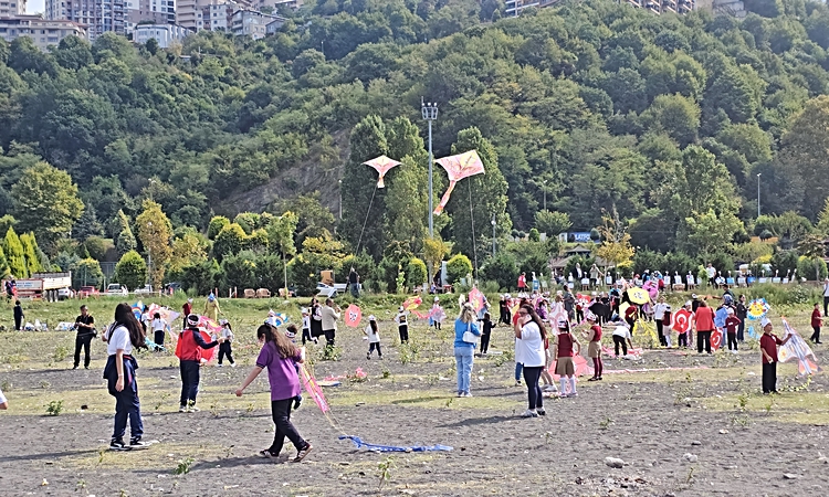 Ayrıntılar Netleşti: Zonguldak Kozlu Sahili'nde öğrenciler Filistinli çocuklar için uçurtma uçurdu: Gelişmeler