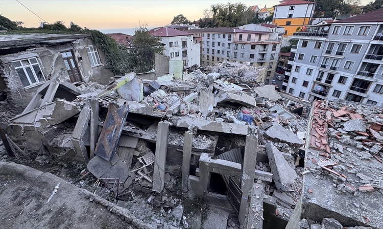 Ayrıntılar Netleşti: Zonguldak'ta çöken binada 1 kişi yaşamını yitirdi, çevredeki 7 bina boşaltıldı