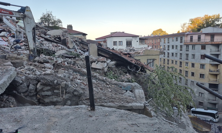 Ayrıntılar Netleşti: Zonguldak'ta çöken binada 74 yaşındaki kadın öldü, 68 yaşındaki kardeşi yaralandı - Son D