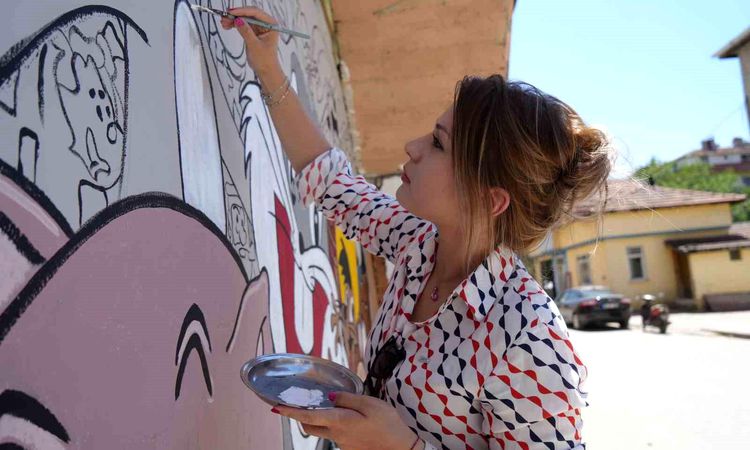 Babasının fabrikasının duvarlarında başladığı sanatı çocuklar için sokağa taşıdı - Haberleri | İşte Tüm Ayrınt